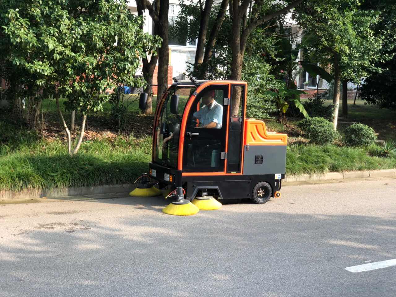 小區(qū)全封閉駕駛式掃地車(chē)